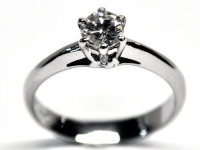 Anello Solitario oro bianco Ct 0,47 G S1