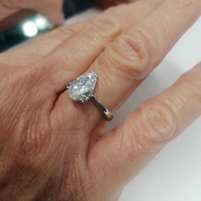 Ring Lab_Grown Diamond PEAR 2.01ct, E VS1, IGI - immagine 6